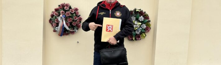 Když už jste v Nitře, tak fotka u zdi věznice, kde jsem byl protiprávně uvězněn …