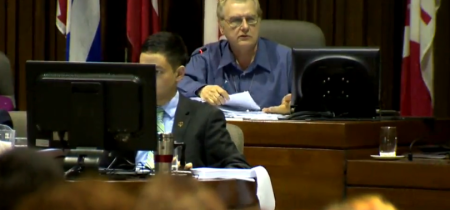 Rozhodnutie sudcu proti katolíckemu správcovi Mikeovi Del Grande bolo plné rozporov a zaujatosti