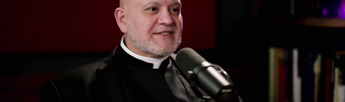 Známy kňaz v USA je obvinený z obťažovania maloletej – pretože ju v kostole plnom ľudí pohladil po hlave –