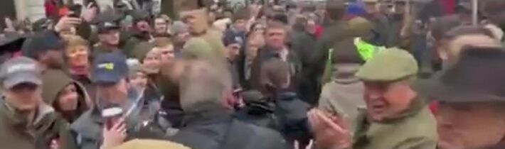 🇬🇧 LONDÝNŠTÍ FARMÁŘI: 💪💪Poslanec Nigel Farage se připojil k obrovskému protestu farmářů