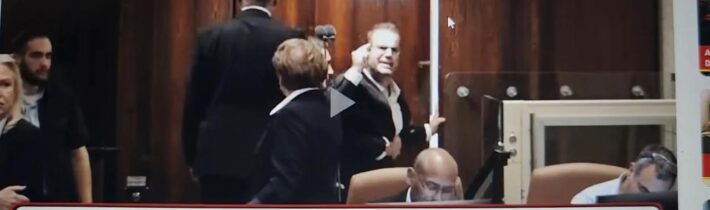 "Styď se…": Netanjahu čelil pokřikům uvnitř izraelského parlamentu; příbuzní rukojmích vyvedeni…