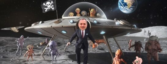 Muži v černém na scéně: Divoké hemžení mizerně maskovaných zrůd a zrůdiček. Sebereme vám všechno!, pravil nábytek. Co na to Velký B? Hlavně žrát a mlaskat! Hřib se urodil po sezóně. Báječné! A stačí bliknout do očí…