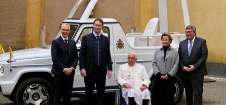 Pápež František predstavil elektrický pápežský automobil ako súčasť vatikánskej "Ekologickej konverzie 2030