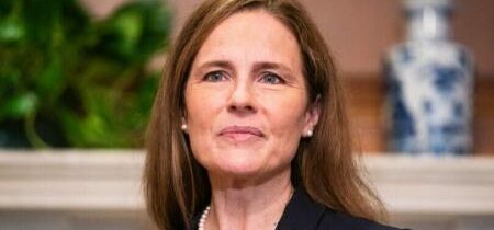 Sudca Barrett nazýva "transrodovú" právničku "pánom" počas ústnych argumentov týkajúcich sa "premeny" maloletých