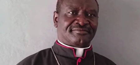 Katolícky biskup tesne unikol smrti po brutálnom útoku sudánskej polovojenskej skupiny