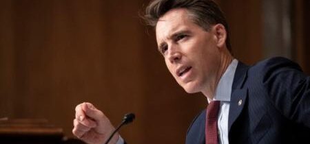 Republikáni grilujú šéfa NCAA kvôli mužom v ženských športoch a šatniach