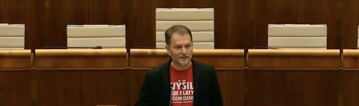 VIDEO: Pacient z Trnavy opäť vyčíňal v parlamente a vykrikoval, že Ficova vláda …