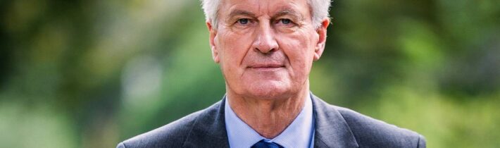 Francouzská vláda směřuje ke kolapsu, Le Pen totiž podpořila hlasování o nedůvěře v Barnierovu vládu |