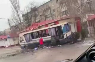 Ukrajinské jednotky ostreľovali autobus v Novej Kachovke, štyria ľudia zomreli, …