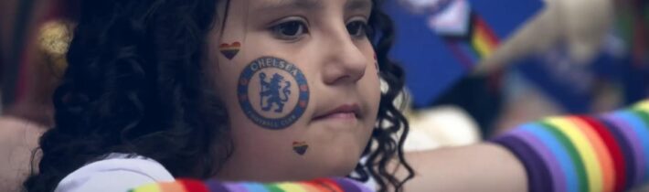 Aj tento rok majú kapitáni anglických futbalových mužstiev dúhové kapitánske pásky. Iniciatíva je zameraná predovšetkým na deti –