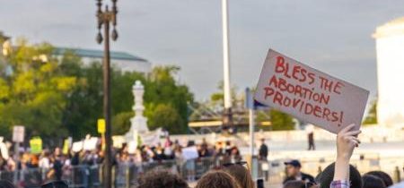 Liberálne "duchovné" vykonali obrad požehnania na potratovej klinike v Marylande