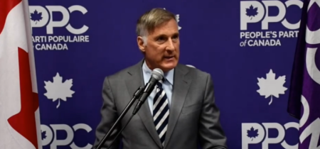 Maxime Bernier obviňuje Trudeauovu politiku a "prebudených ľavičiarov" z Trumpových poznámok o 51. štáte