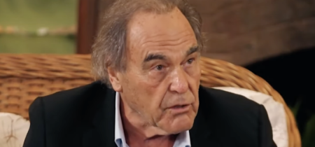 Oliver Stone v rozhovore s Tuckerom Carlsonom odhaľuje znepokojujúcu históriu zahraničnej politiky USA