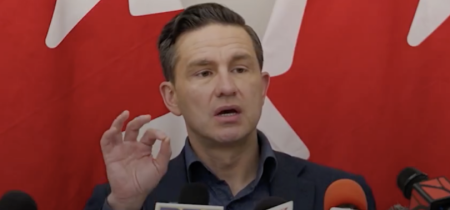 Poilievre nazýva pravdepodobného Trudeauovho nástupcu Marka Carneyho "zlatým chlapcom" Svetového ekonomického fóra