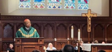 Kardinál Gregory sa ospravedlnil "našim LGBTQ bratom a sestrám