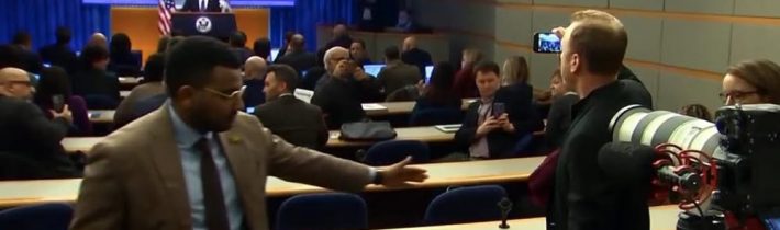 VIDEO: Židovský novinář Max Blumenthal obvinil na tiskové konferenci odcházející…