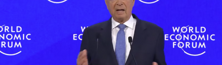 Klaus Schwab označil „dezinformace“ za kritickou výzvu a vyzval elity k vypracování řešení