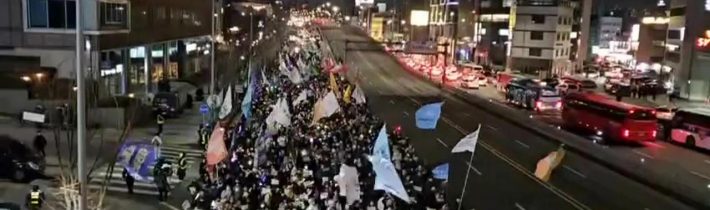 Demonstranti proti současnému prezidentovi Jižní Koreje postupují směrem k rezidenci hlavy státu