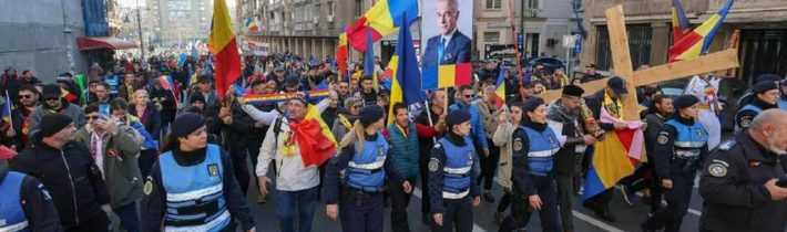 ⚡️🇷🇴❗️🏁 Masové protesty v Rumunsku okupovaném NATO, vyzývající k novým prezidentským volbámMasové-1