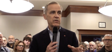 Kandidát liberálov Mark Carney, ktorý je spojený s WEF, sľubuje, že na presadenie energetického plánu použije núdzové právomoci