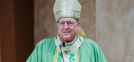 Kansaský arcibiskup Naumann chváli niektoré Trumpove imigračné opatrenia