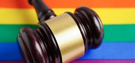 Bidenov sudca dočasne zablokoval Trumpov zákaz financovania mrzačenia pohlavia mládeže