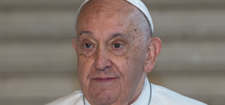 Najvyšší kardinál povedal, že pápež František sa čoskoro vráti do Vatikánu, odmietol fámy o rezignácii