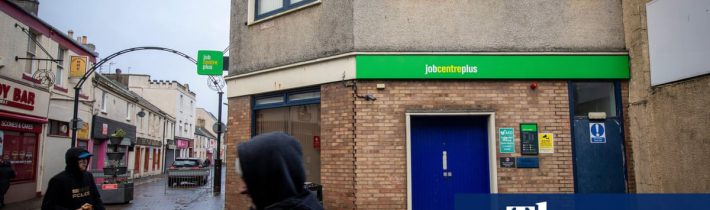 The Guardian: V Británii stúpa nezamestnanosť medzi mladými