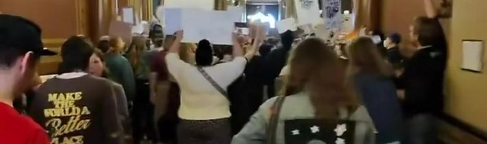 Iowa State Capitol Storming organizovaná masivní skupinou radikálních trans aktivistů*Lidé protestují proti