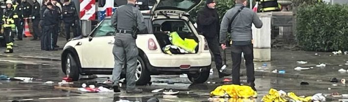 Afghánští lékaři kosí s noži v rukou Němce