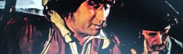 „Pojď pryč…! Včera lidem zavřeli huby a zítra je třeba budou zavírat do vězení…