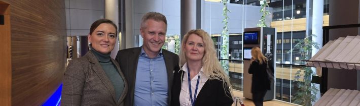 Keď sa rozprávajú traja Slováci v Európskom parlamente a z toho je jeden poslanc…