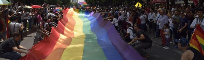 Maďarský parlament schválil zákaz LGBT Pride akcí na základě zákonů na ochranu dětí