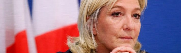 Účelový soudní rozsudek: Marine Le Penová nebude moci kandidovat na prezidentku v roce 2027