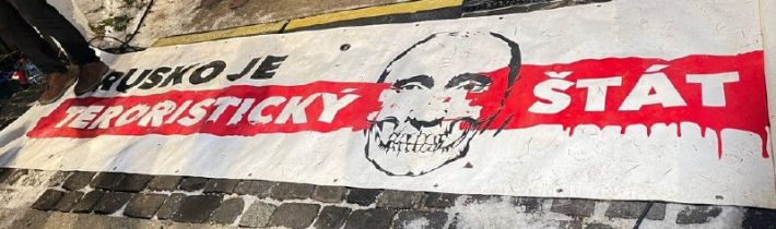 Zahraničie upozorňuje na včerajší protest proti Ficovi.Píše sa, že zúčastnení ho…