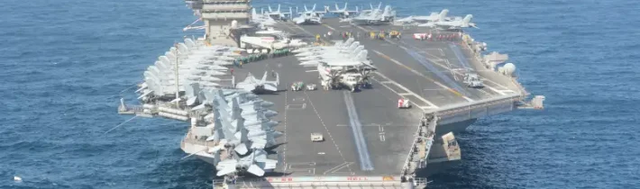 Húsíovia v dvoch útokoch napadli americkú lietadlovú loď, ktorá v sobotu ostreľovala Jemen