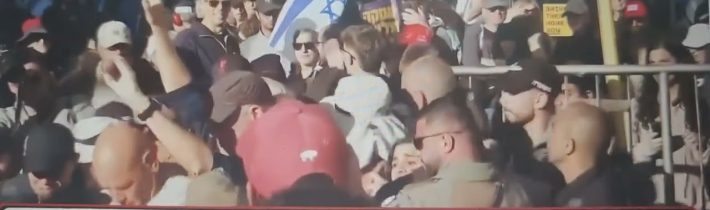 Izraelský dav NAPADL Netanjahuův úřad v Jeruzalémě; „Jen válka v Gaze mu zajišťuje křeslo premiéra“.