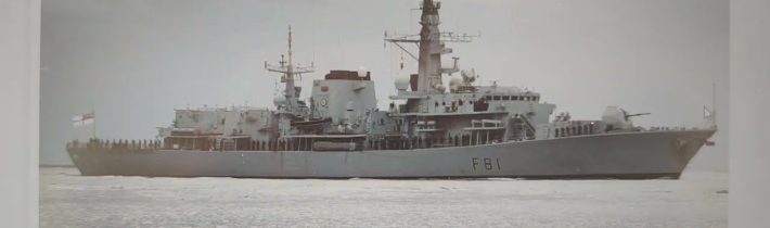 „Rusko se jenom směje! Britské královské námořnictvo je v troskách. Má více admirálů než lodí, z…