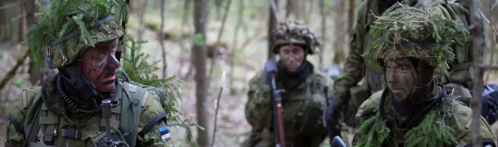 V Estónsku počas cvičení zmizol branec, transportér pri jeho hľadaní havaroval aj s celou posádkou