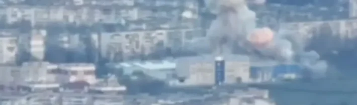Video: Až štyri riadené letecké bomby zasiahli miesto zahraničných žoldnierov v Chersone