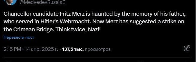 „Kandidáta na kancelára Fritza Merza prenasledujú spomienky na jeho otca, ktorý…