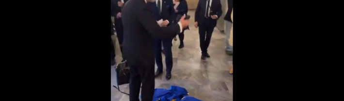 Poľský prezidentský kandidát si utrel nohy o vlajku EÚ a podpálil ju