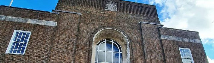 Ukrajinská vlajka rozdelila Britániu