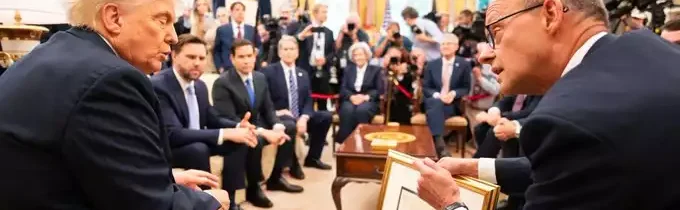 Prečo tento mocný nemecký vodca pri stretnutí s Trumpom skončil ako servilný poslíček?