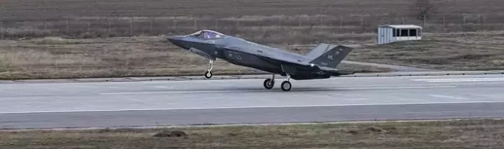 Čo sa deje okolo vlajkonosiča amerického letectva?