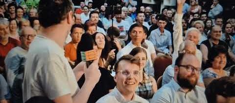 Jak si zbabělec Petr Fiala vybíral z publika jenom svoje nohsledy pro dotaz a dělal, že jiné nevidí.