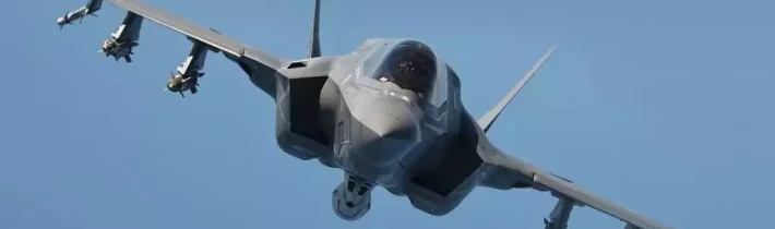 Stovky stíhačiek F-35 – nosiče taktických termonukleárnych bômb, nenápadne pribúdajú okolo Ruska
