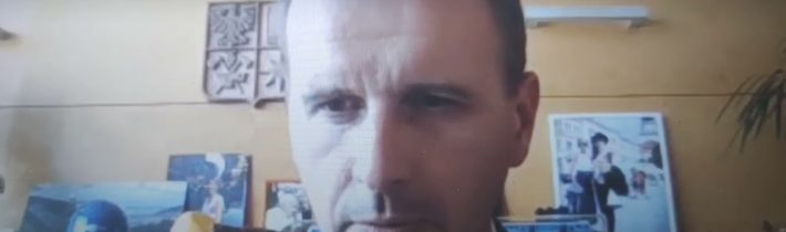 Jako poslanec a politik by tenhle člověk měl umět správně česky… Ale…