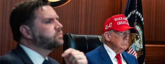 Trump není „hloupý“ jako předchozí američtí prezidenti. Vance vysvětloval „jinakost“ Trumpova bombardování cizí, suverénní země