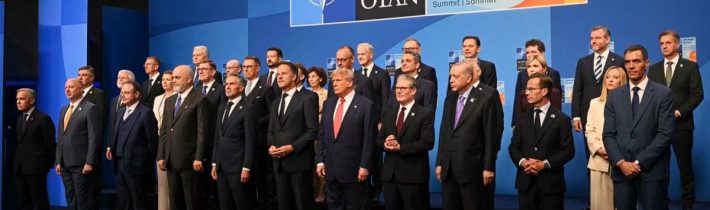 Do NATO jsme vstoupili jako užiteční idioti, už za čtrnáct dní jsme otevřeli Alianci nebe |